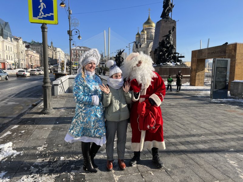 Полицейский Новогодний патруль вместе с Дедом Морозом и Снегурочкой прошел по дорогам Приморья